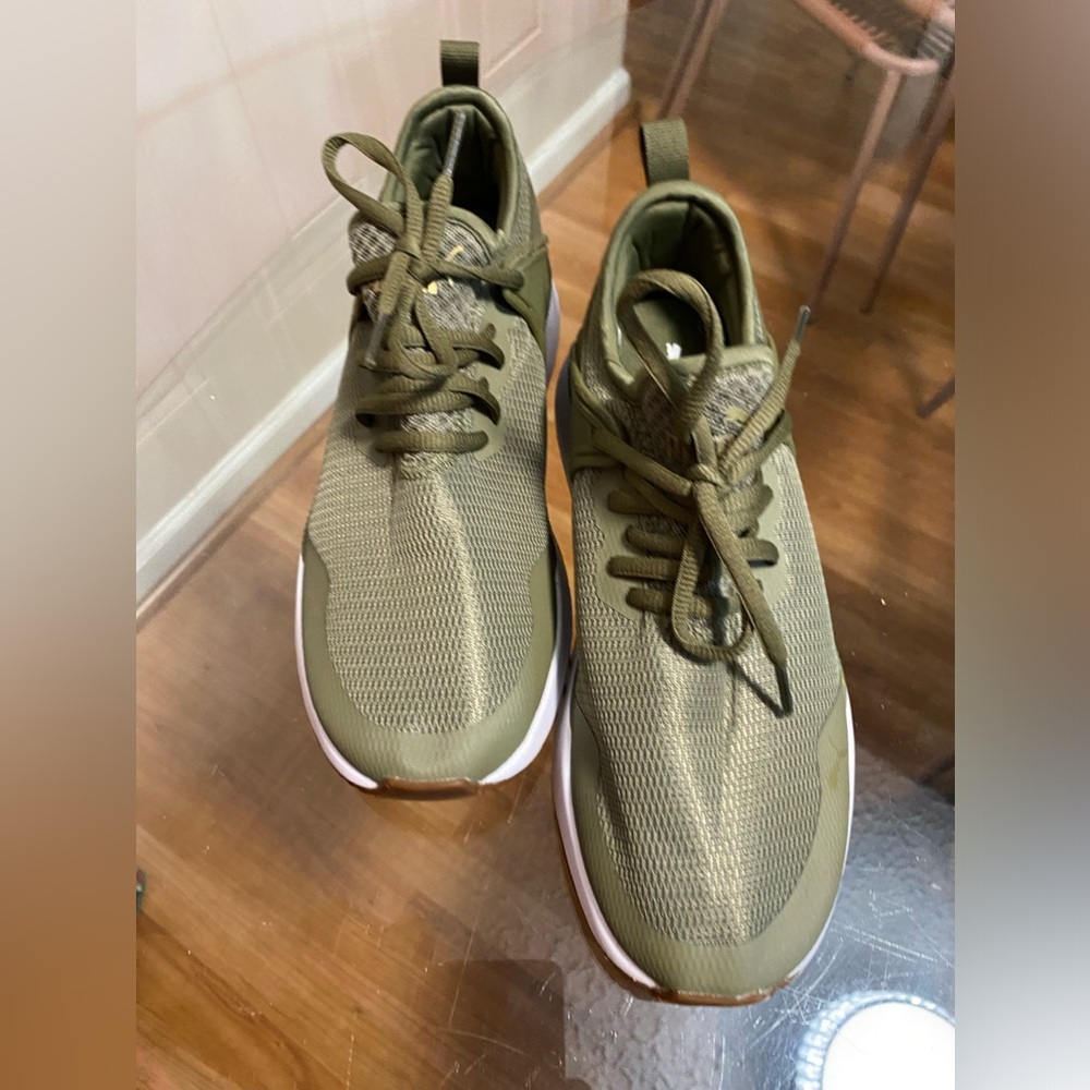 Puma Women's Soft FoamSneaker Shoes Green Olives 🫒 Size 7 new without the box
